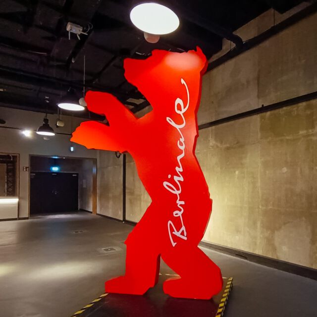 Die #berlinale ist ja nun schon eine Weile her, aber inzwischen ist auch meine persönliche Berlinale-Review mit all meinen Filmerlebnissen endlich online. Ich war in den vorigen Jahren immer etwas traurig, dass ich es dann doch nicht geschafft habe, darüber zu schreiben. Jetzt hat es endlich geklappt! Aber Achtung: Bei 17 Filmen ist es mal wieder ein episch langer Blogbeitrag. 😅 Den Link zum Blog findest Du oben in der Vita. Und natürlich freue ich mich riesig über Kommentare!  Bist Du auch so ein Berlinale- oder Filmfan? Schreib doch mal!  +++  #freudezeitleben #berlinale2024 #berlinalefieber #februar #kino #filmfest #achtsamkeitimalltag #bewusstleben #liebedasleben #lebensfreude #freudeamleben #glücksgefühle #glücksmomente #schönemomente #zeitfürmich #zeitgenießen #notizbuch #notizbuchliebe #planerliebe #tagebuch #dankbarkeitstagebuch #glückstagebuch #kalender #gedankenfesthalten #reflexionsfragen #selbstreflexion #schreibenmachtglücklich